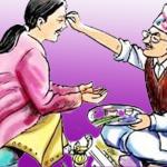  टीकाको उत्तम साइत १०ः२६ मा, मान्यजनको हातबाट टीका लगाइँदै 