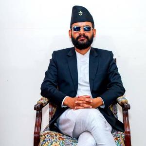 बालेनले प्रधानमन्त्रीको शपथ लिँदै बालेनले प्रधानमन्त्रीको शपथ लिँदै