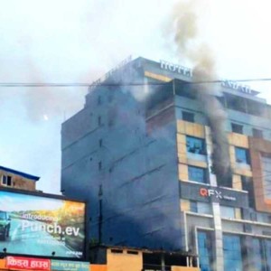 इटहरीको व्यवसायिक भवनमा लागेको आगो नियन्त्रण गर्न सकस