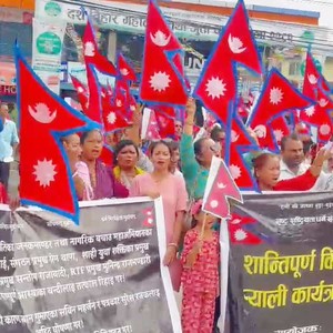 दुर्गा प्रसाई समर्थकले संघीयता खारेजीको माग गर्दै बिर्तामोडमा गरे बिरोध प्रदर्शन 
