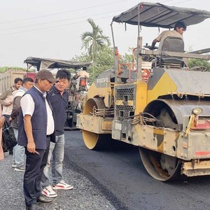 हल्दीबारीमा वडा नम्बर ४ र ५ को सिमाना जोडने सडक कालोपत्रे हुँदै 