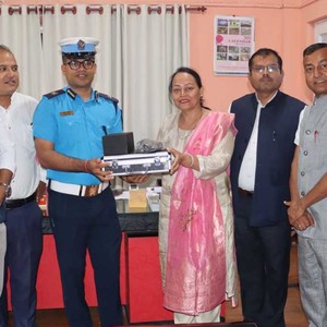 बिर्तामोड नगरले दियो ट्राफिक प्रहरीलाई ब्रेथलाईजर र गोप्रो क्यामेरा