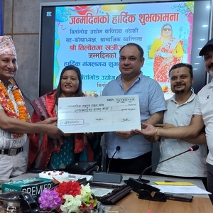 बिर्तामोड उद्योग वाणिज्य सघको कोषमा संघकी सह कोषाध्यक्ष खत्रीको २१ हजार सहयोग