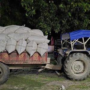 काक्राको बिउसहित ट्याक्टर नियन्त्रण 