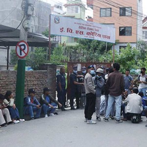 दक्षिण कोरिया जाने व्यवस्था मिलाउन माग गर्दै  धर्ना बसेका युवामाथि लाठीचार्ज