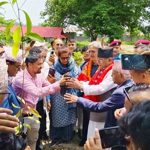 एक लाख विरुवा रोप्ने अभियानमा प्रचण्डको साथ
