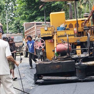 द्रोण मार्ग सडक स्तरोन्नति तथा कालोपत्रे कार्य तीव्र गतिमा 
