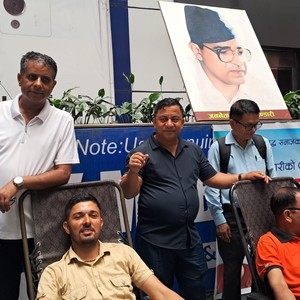 मदन भण्डारीको जन्म जयन्ती बिर्तामोडमा रक्तदान