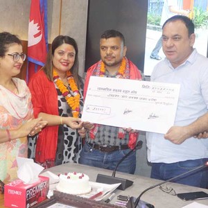 संघका कोषाध्यक्ष निरौलाद्धारा व्यवसायिक राहत कोषमा पुनः आर्थिक सहयोग