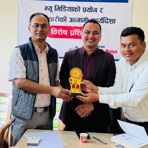 प्रेस चौतारीका केन्द्रीय उपाध्यक्ष अधिकारीद्वारा उपचार कोषलाई १५ हजार सहयोग 