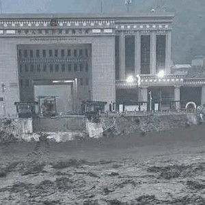  बाढीले नेपाल–चीन जोड्ने मितेरी पुल र दर्जनौँ गाडी बगायो, ११ जना उद्धारकर्मी नै फसे