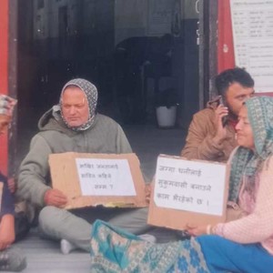 मालपोत कार्यालय झापामा धर्ना 