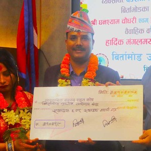 वैवाहिक वर्षगाँठलाई समाज सेवा, चौधरी दम्पतीद्वारा व्यवसायी सदस्य राहत कोष सहयोग