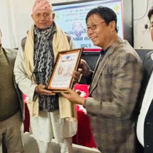 हल्दीवारीमा जगतबहादुर तथा नरमाया वन स्मृति प्रतिष्ठानद्वारा पूर्व प्रधानाध्यापक ओम मिश्र सम्मानित