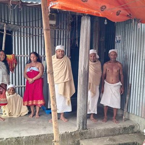 कुशको लाश बनाएर दाहसंस्कारपछि काजक्रिया गर्दै झापाको एक गिरी परिवार कुशको लाश बनाएर दाहसंस्कारपछि काजक्रिया गर्दै झापाको एक गिरी परिवार