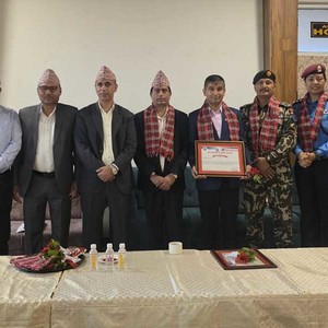 निर्वाचन सम्पन्न गर्न महत्वपूर्ण भूमिका निर्वाह गर्ने पत्रकार महासंघ झापालाई सम्मान