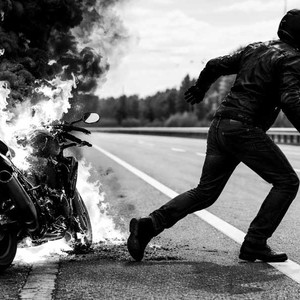 झापामा गुडिरहेको बुलेट मोटरसाइकलमा आगलागी झापामा गुडिरहेको बुलेट मोटरसाइकलमा आगलागी