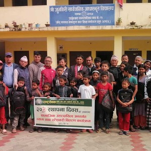 बालबालिकालाई सहकारीले दियो स्कुल ब्याग र स्टेशनरी 