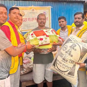 आगलागी पिडीतलाई लायन क्लव अफ बिर्तामोड सिटीले गर्यो राहत वितरण आगलागी पिडीतलाई लायन क्लव अफ बिर्तामोड सिटीले गर्यो राहत वितरण