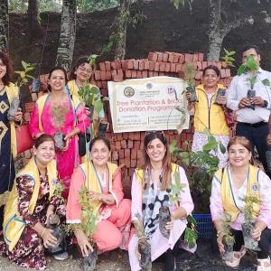 लायन्स क्लव अफ बिर्तामोड स्मार्ट लेडीद्धारा देवनीया विश्रान्ति घाटमा विरुवा तथा इटा हस्तान्तरण  