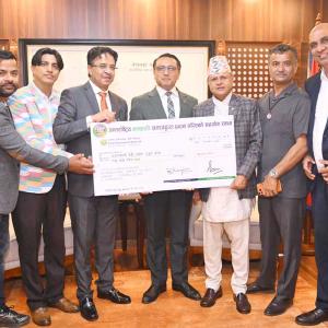 अन्तर्राष्ट्रिय झापाली समाजले बाढीपिडीतका लागि दियो १५ लाख अन्तर्राष्ट्रिय झापाली समाजले बाढीपिडीतका लागि दियो १५ लाख