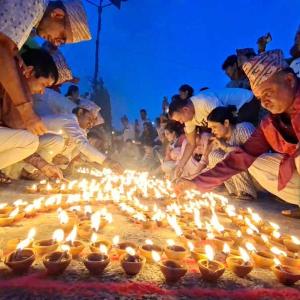 रसुवा बाढीमा ज्यान गुमाएकाको सम्झानामा बिर्तामोडमा १००८ दीप प्रज्ज्वलन