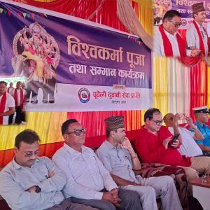 पूर्वेली ढुवानी सेवाले उत्कृष्ट चालक सम्मानसँगै बोनम्यारो रोगी बालकलाई सहयोग गरेर मनायो विश्वकर्मा पूजा