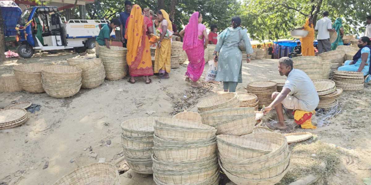 छठ पर्वमा प्रयोग हुने बाँसका सामग्रीको तराईका बजारमा किनबेच बढ्यो  