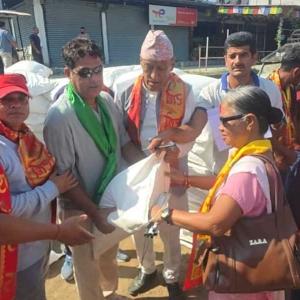 दृष्टिबिहिन तथा अतिबिपन्न २०५ घरपरिवारहरुलाइ खाद्यान्न बितरण 