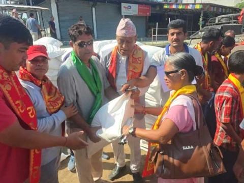  दृष्टिबिहिन तथा अतिबिपन्न २०५ घरपरिवारहरुलाइ खाद्यान्न बितरण 